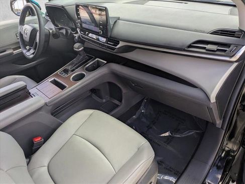 Used 2024 Toyota Sienna XLE image 21