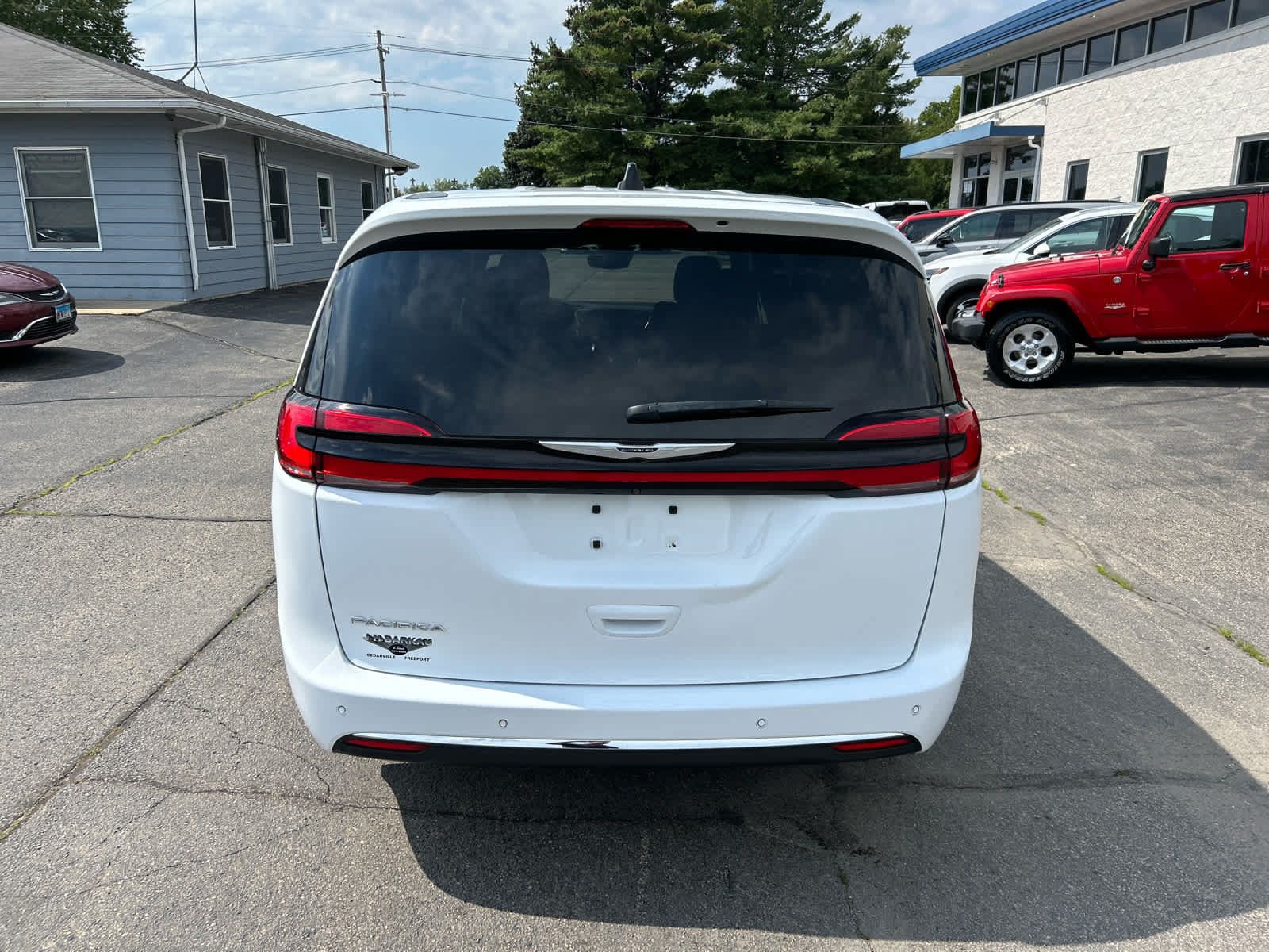 Used 2024 Chrysler Pacifica Touring FWD image 4