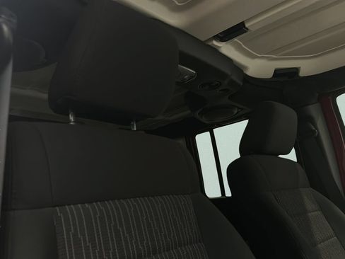 Used 2012 Jeep Wrangler Unlimited Rubicon w/ Connectivity Group AWD/4WD image 16