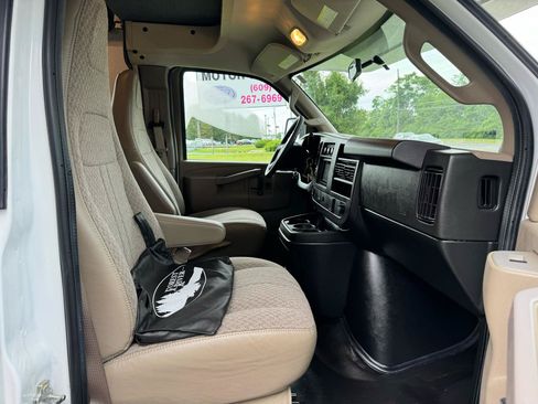 Used 2019 Chevrolet Express 4500 w/ RV Package RWD image 16