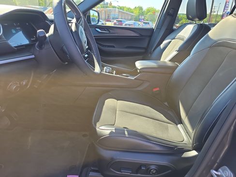 Used 2024 Jeep Grand Cherokee Altitude AWD/4WD image 13