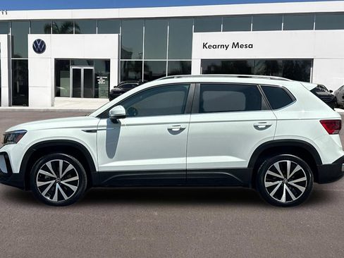 Used 2023 Volkswagen Taos SE w/ Panoramic Sunroof Package FWD image 7
