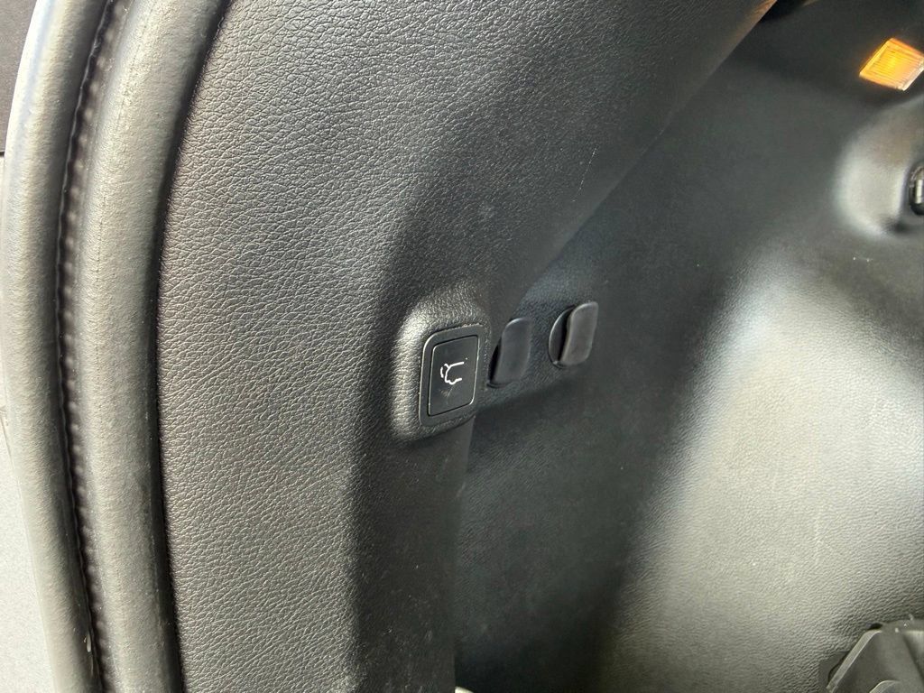 Used 2019 Jeep Cherokee Limited AWD/4WD image 25