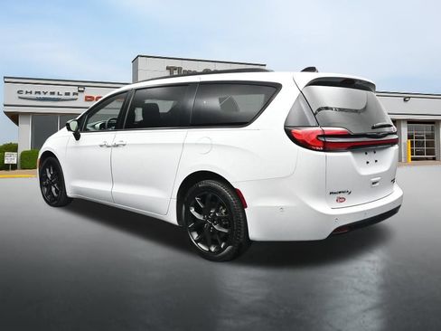 Used 2024 Chrysler Pacifica Limited w/ Uconnect Theater Family Group AWD/4WD image 3