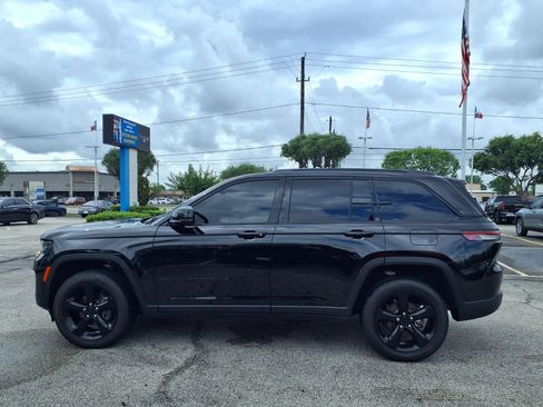 Used 2025 Jeep Grand Cherokee Altitude image 24