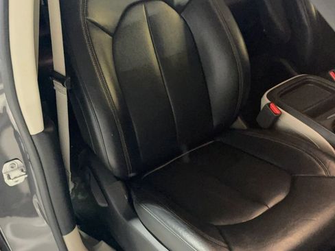 Used 2017 Chrysler Pacifica Touring-L w/ Tire & Wheel Group image 13