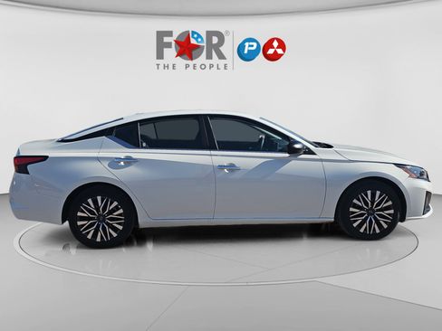 Used 2025 Nissan Altima 2.5 SV FWD image 6