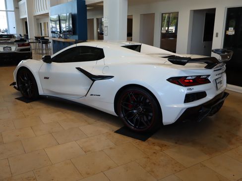 Used 2023 Chevrolet Corvette Z06 w/ Z07 Performance Package RWD image 5