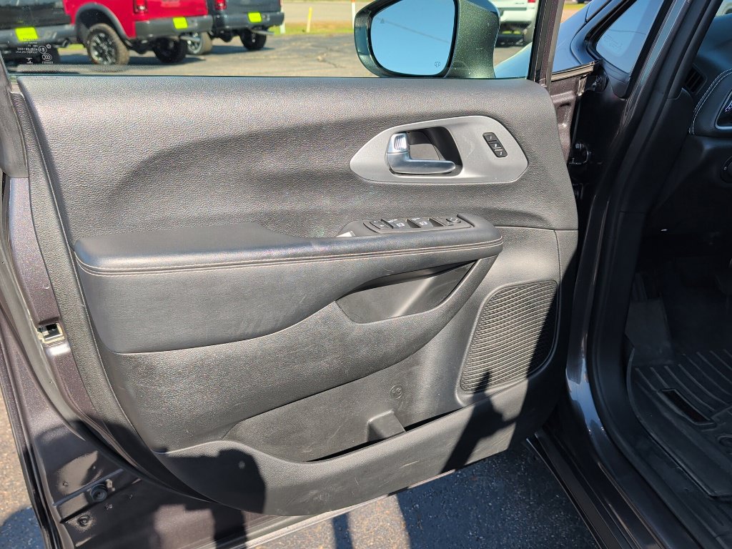 Used 2022 Chrysler Pacifica Touring-L w/ Uconnect Theater Family Group AWD/4WD image 29
