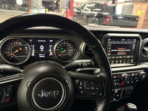 Used 2022 Jeep Gladiator Willys image 2