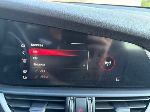 Used 2022 Alfa Romeo Giulia Veloce AWD/4WD image 17
