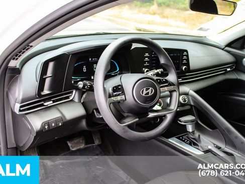 Used 2025 Hyundai Elantra SE FWD image 22