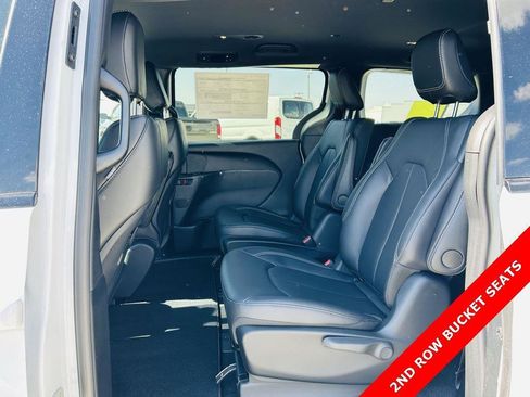 New 2026 Chrysler Pacifica Select w/ Quick Order Package 2EV image 28