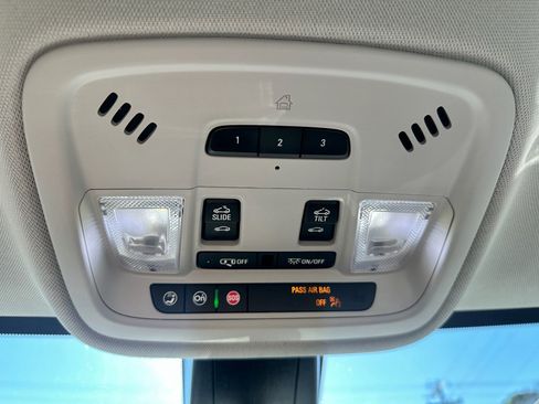 Used 2021 Chevrolet Traverse Premier image 16