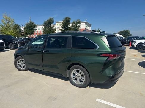 Used 2022 Toyota Sienna Platinum AWD/4WD image 5
