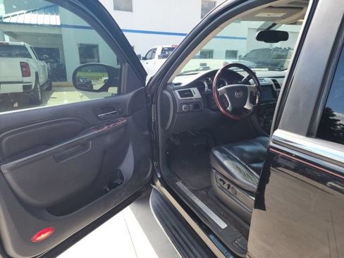 Used 2011 Cadillac Escalade Luxury AWD/4WD image 28