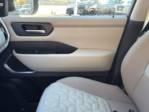 Certified 2025 Nissan Armada Platinum Reserve image 18