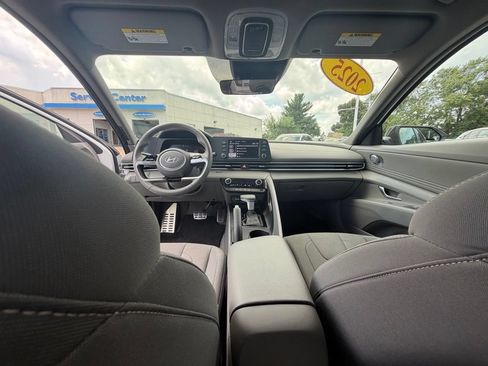 Used 2025 Hyundai Elantra Sport FWD image 29