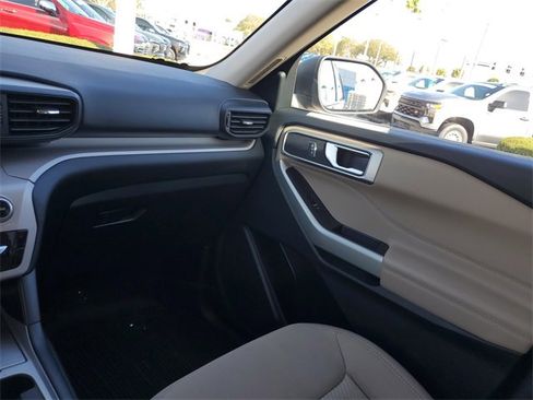 Used 2023 Ford Explorer XLT image 10