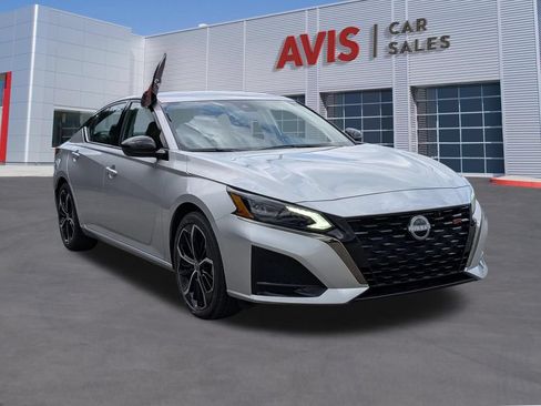 Used 2025 Nissan Altima 2.5 SR FWD image 3