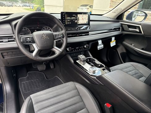 New 2025 Mitsubishi Outlander SE image 6