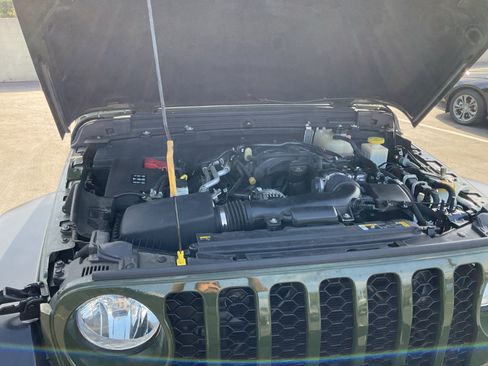 Used 2023 Jeep Gladiator Sport AWD/4WD image 22