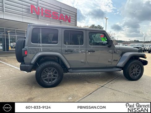 Used 2020 Jeep Wrangler Unlimited Sahara image 11