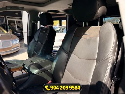 Used 2019 Cadillac Escalade Luxury AWD/4WD image 22
