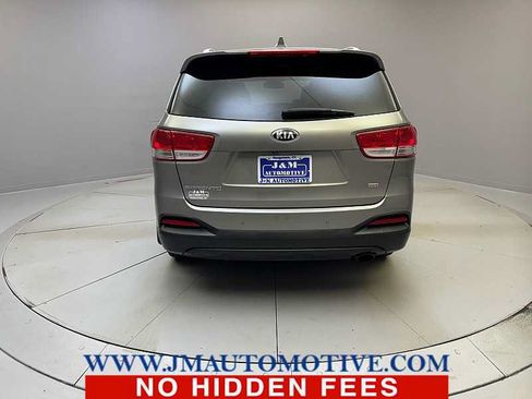 Used 2017 Kia Sorento AWD w/ LX Convenience Package image 4