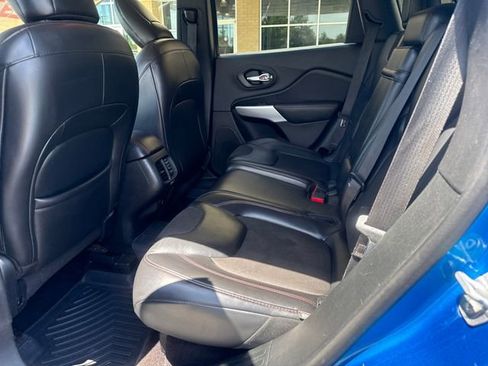 Used 2017 Jeep Cherokee Trailhawk w/ Comfort/Convenience Group AWD/4WD image 19