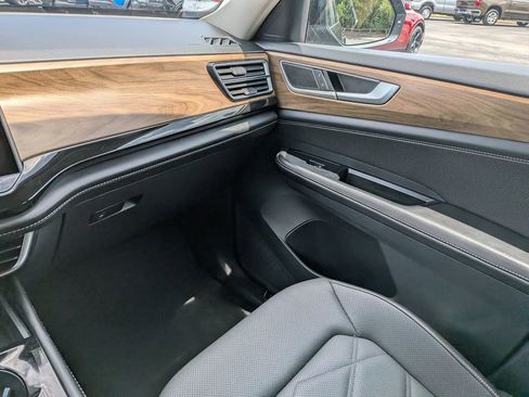 Used 2025 Volkswagen Atlas SE FWD image 20