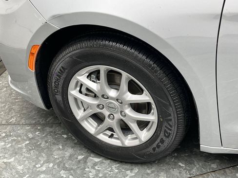 Used 2024 Chrysler Pacifica Touring-L FWD image 31