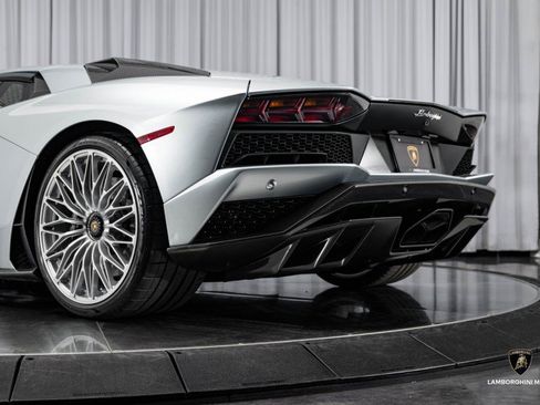 Used 2018 Lamborghini Aventador S image 30