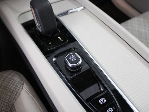 Used 2022 Volvo XC60 B5 Momentum w/ Advanced Package FWD image 38
