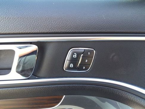 Used 2016 Ford Explorer Limited image 26