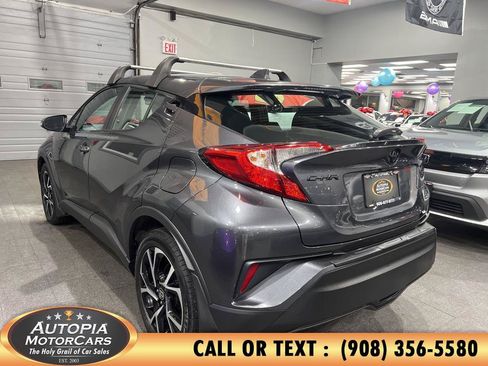 Used 2022 Toyota C-HR XLE FWD image 4
