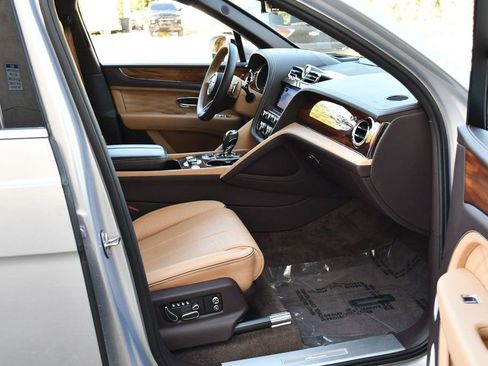 Used 2023 Bentley Bentayga Extended Wheelbase AWD/4WD image 52