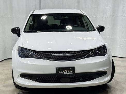 Used 2024 Chrysler Voyager LX image 3