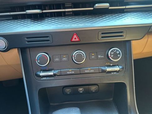 Used 2022 Kia Carnival LX image 23