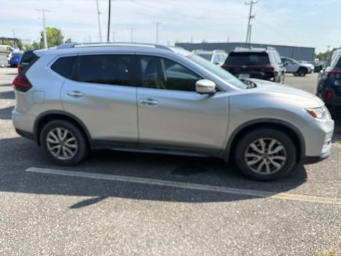 Used 2018 Nissan Rogue SV w/ Premium Package FWD image 4