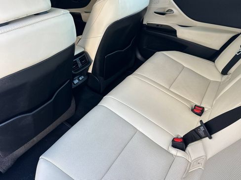Used 2022 Lexus ES 300h w/ Premium Package FWD image 9