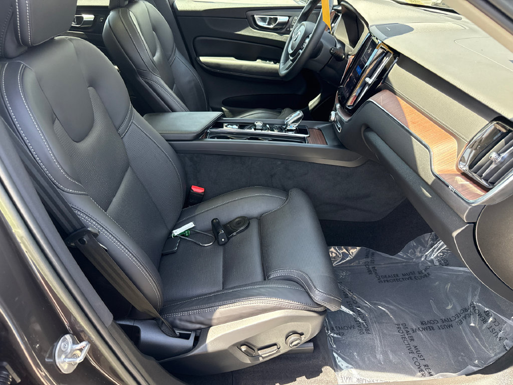 Used 2023 Volvo XC60 B5 Ultimate w/ Climate Package AWD/4WD image 12