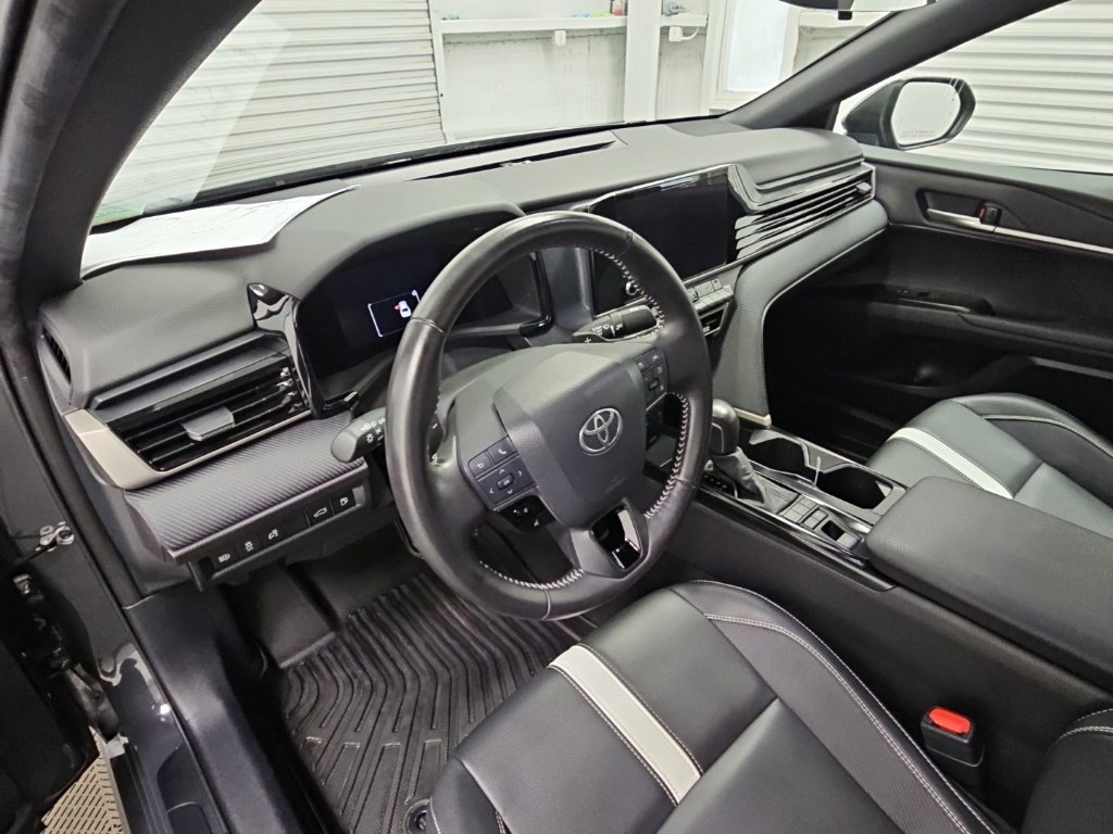 Used 2025 Toyota Camry SE FWD image 12