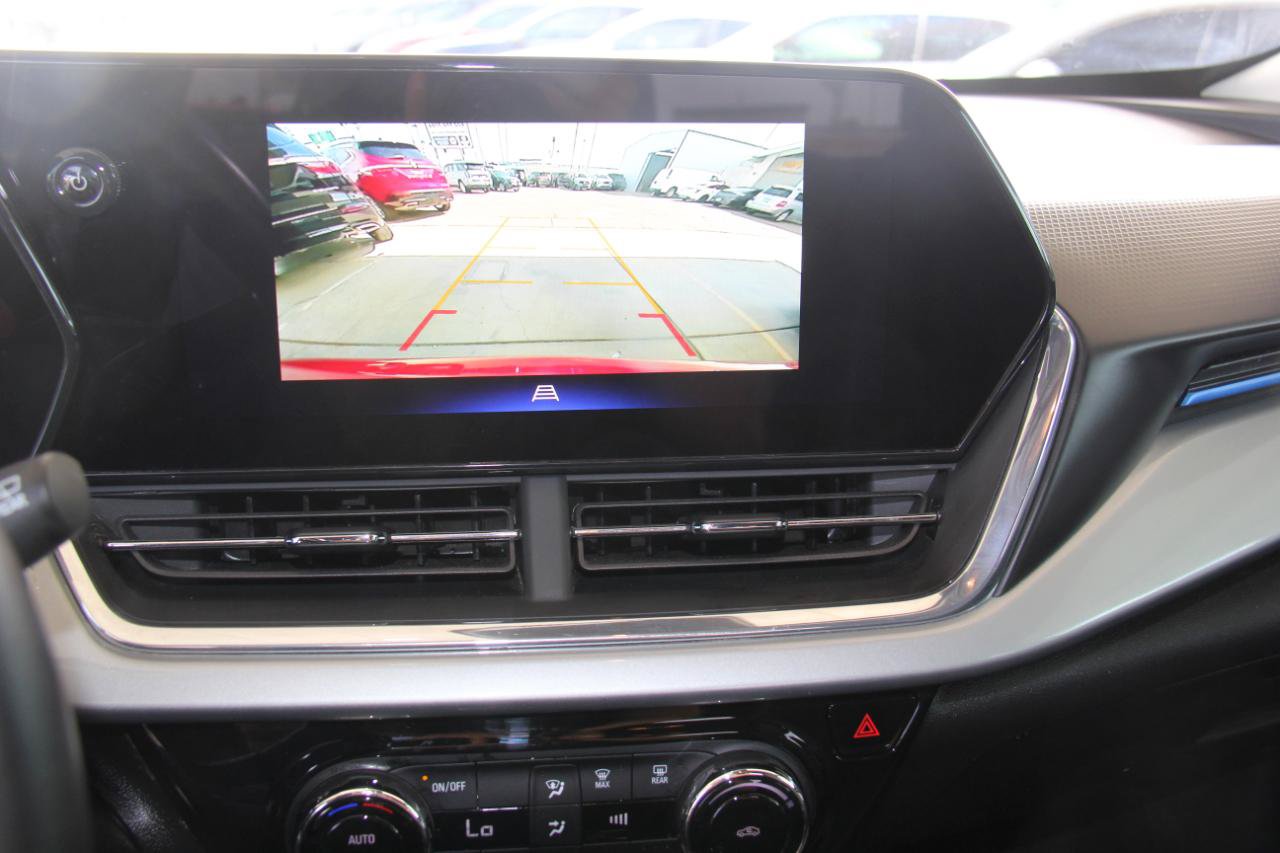 Used 2025 Chevrolet Trax LT w/ LT Convenience Package FWD image 18