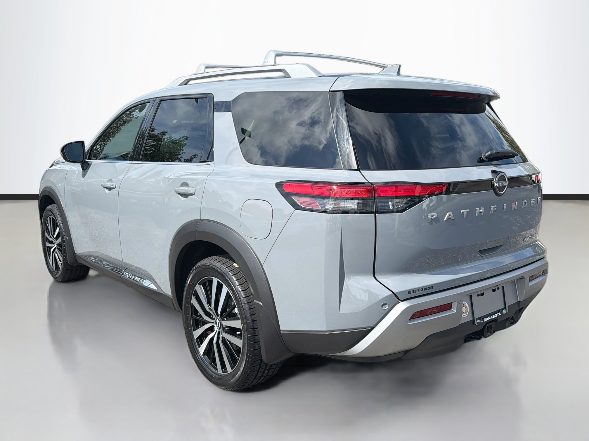 Used 2024 Nissan Pathfinder Platinum FWD image 3