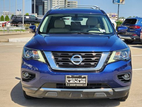 Used 2018 Nissan Pathfinder Platinum FWD image 2