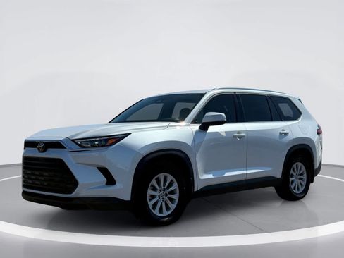 Used 2024 Toyota Grand Highlander FWD image 2