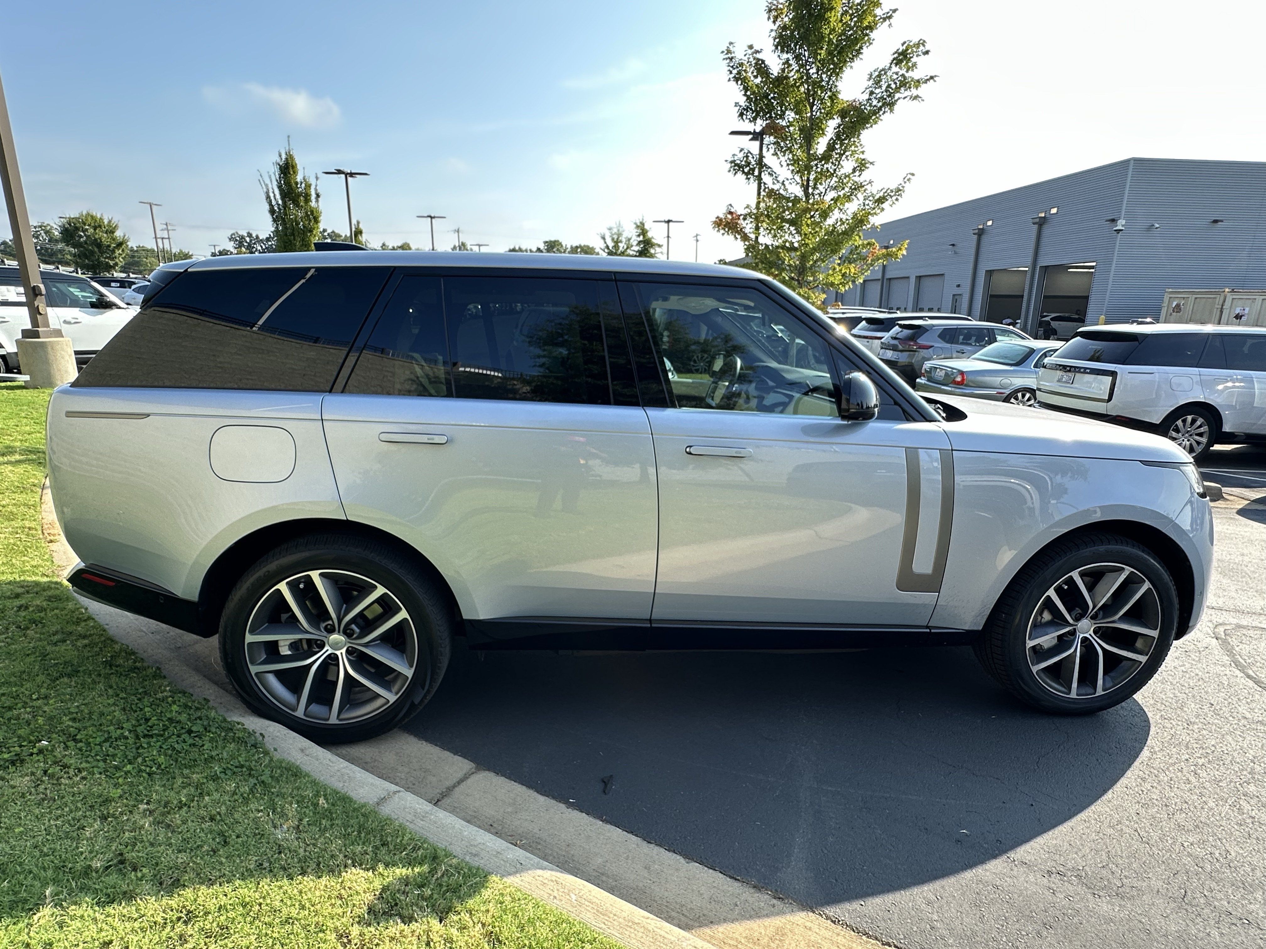 Certified 2025 Land Rover Range Rover SE AWD/4WD image 8