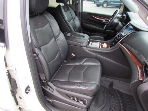 Used 2015 Cadillac Escalade Premium image 19