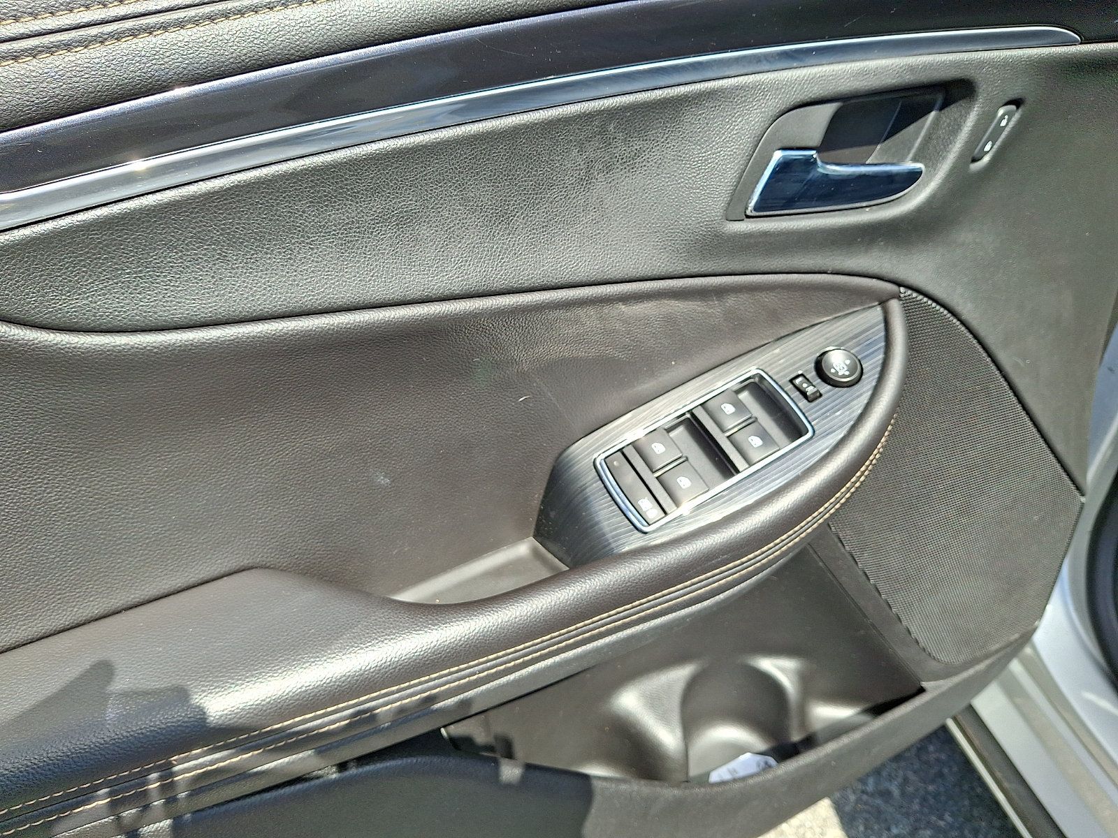 Used 2016 Chevrolet Impala LT FWD image 11